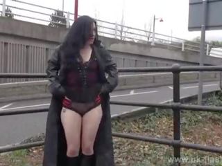 Gotisch exhibitionist fayth corbin knippert en masturbeert in publiek met amateur