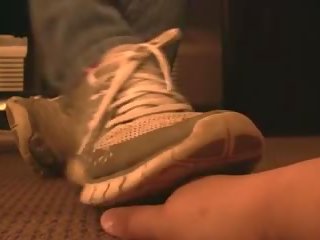 Nike falas sneaker squeezes dorë crushing i plotë video