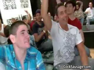 Bunch z pijane gej juveniles iść szalone w klub 2 przez cocksausage