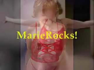 Marierocks 50 plus mammīte dejošas uz sarkans slingshot bikini