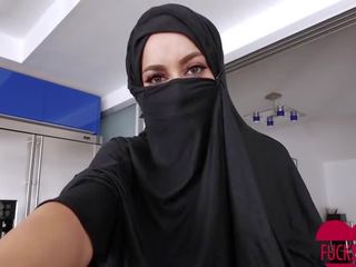 Cycate arabski nastolatka violates jej religion