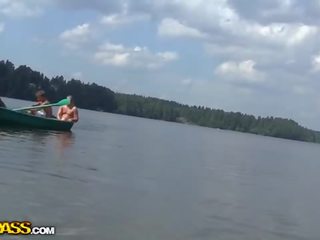 Uiterst hardfuck op een boot tonen