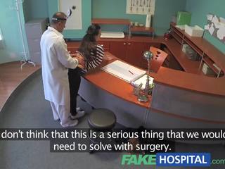 Fakehospital medic empties hans säck till ease charmig patients smärta i henne tillbaka