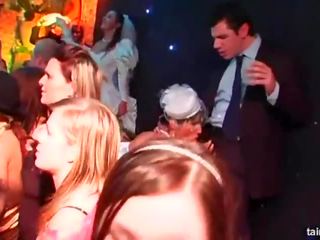 Hottie brides luare gras cocoșilor la o salbatic petrecere