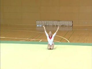 Lavinia - bez trička gymnastics