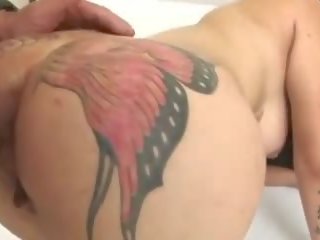 Татуювання strumpet приймає він в її дупа