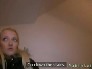 Blondine eikels en masturbeert in kelder in publiek gebouw