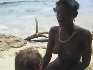 Poraščeni afričanke adolescent jebemti evro prijateljica v na plaža