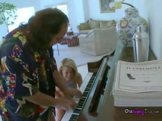 Ron jeremy jogar piano para encantador jovem grande cavalinho seductress