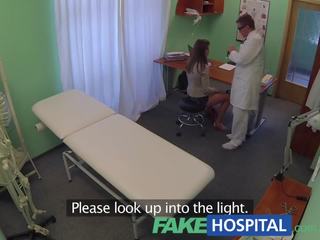 Fakehospital stupéfiant brunette besoins médecins conseils sur son itchy chatte