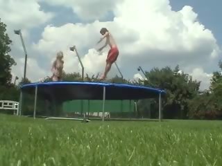 זוג ב ה trampoline