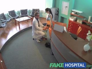 Fakehospital sedusive hasta bükülmüş üzerinde the receptionists flaşör ve becerdin itibaren arkasında