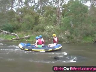 Poilu amateur fille doigts en rafting plan a trois