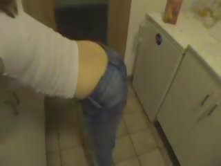Kodu tehtud seks video features captivating brünett saamine perses sisse köögis