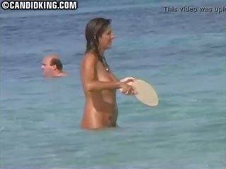 I sinqertë mdtq mami lakuriq në the lakuriq plazh me të saj bir!