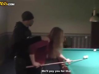 Penuh gairah pelayan wanita di billiards mendapat telanjang dan mengisap penis
