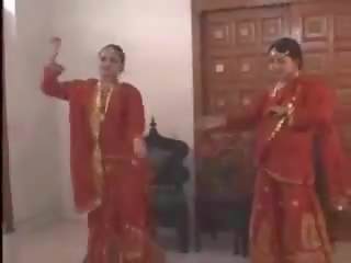 Indický femdom energie acting tanec studentů plácnutý: x jmenovitý film 76