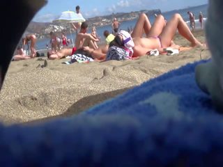 Spioneri på utmärkt strand flickor