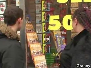 Mollig boekenwurm straat meisje krijgt bonsde door een vreemdeling