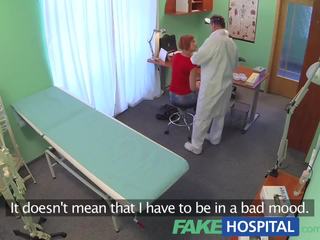 Fakehospital kerintis raudonplaukiai valia padaryti kas už a sergantis pastaba į gauti nuo darbas