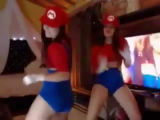 Lesbienne mario filles ayant amusement - voluptueux cosplay outfits