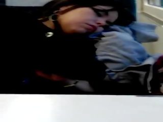 I ri zonjë duke fjetur objekt adhurimi në treni spiun dormida en tren