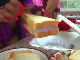 女同志 在 该 厨房, 自由 caressing 性别 视频 96