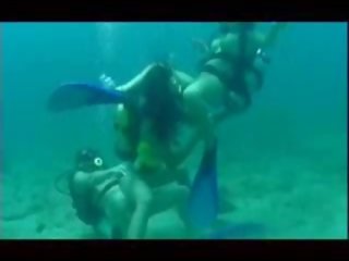 Adanc scuba in trei: bruneta x evaluat video video 57