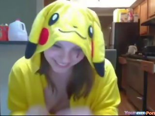 Підліток в pokemon pikachu спорядження мастурбує кіно